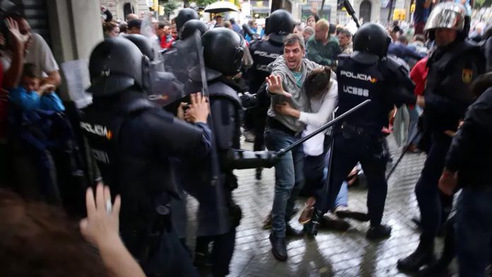 El juez envía a juicio a 45 agentes de la Policía Nacional por las cargas del 1-O en Barcelona