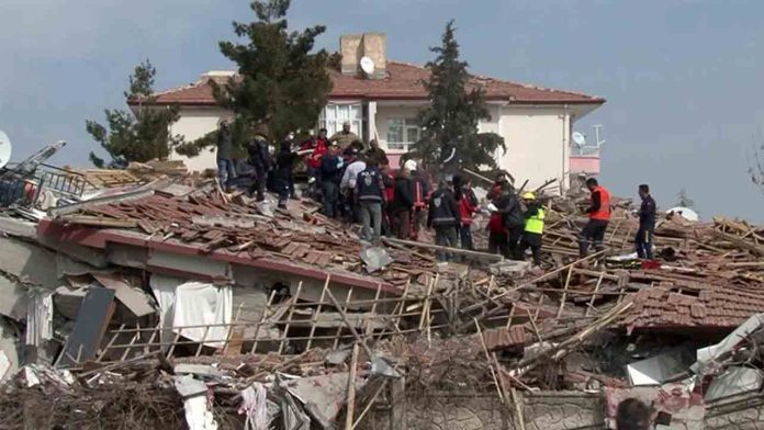 Al menos un muerto y 69 heridos a causa de otro terremoto en Turquía