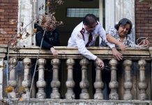 Ayuso prohíbe la entrada de comida a las médicas encerradas en la Consejería Ayuso prohíbe la entrada de comida a las médicas encerradas en la Consejería