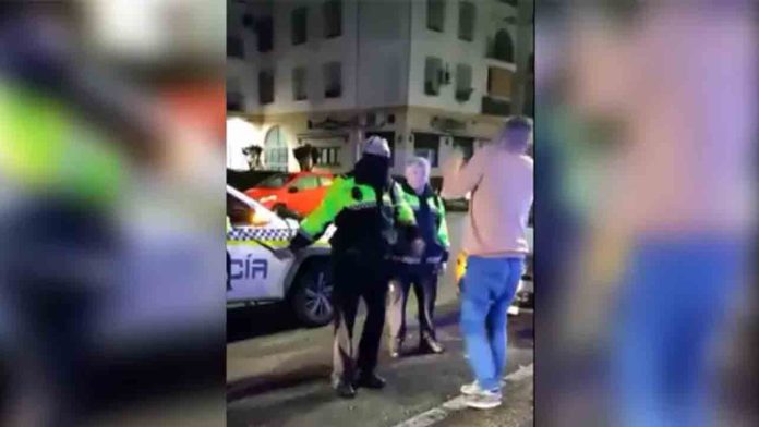 Piden la expulsión del cuerpo a un policía de Jerez por la agresión a un joven