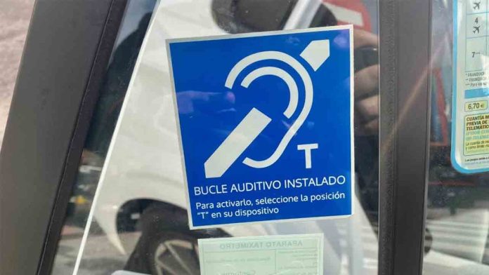 ¿Qué significa la pegatina azul que llevan algunos taxis en Madrid?