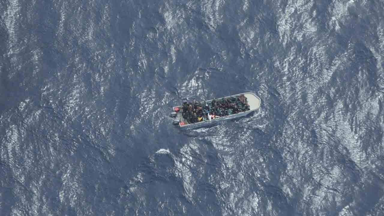 30 desaparecidos en el naufragio de una patera frente a las costas italianas