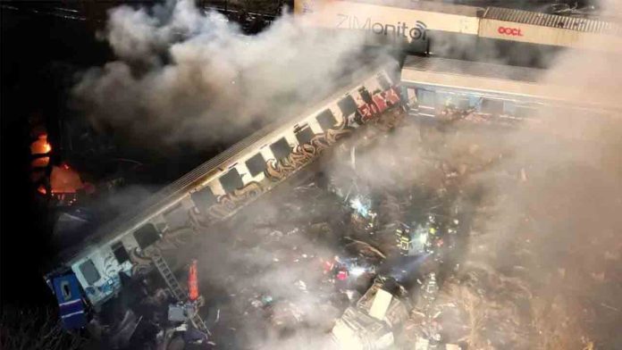 Al menos 32 muertos y 85 heridos tras la colisión de dos trenes en Grecia