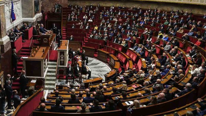 Fracasa la primera moción de censura contra Macron