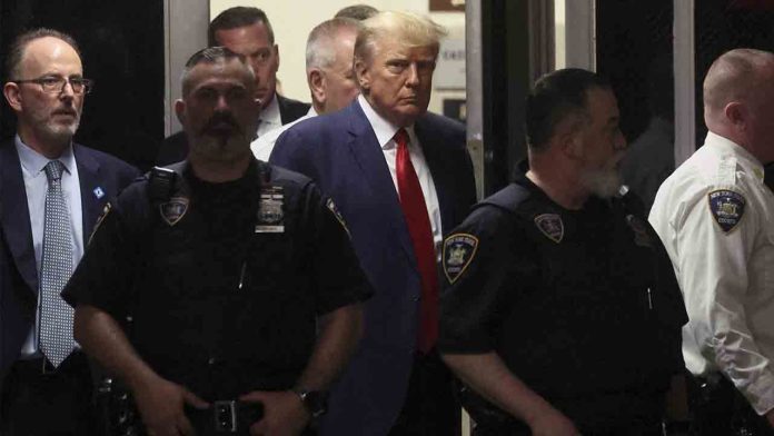 Donald Trump se enfrenta a 34 cargos criminales en una acusación histórica