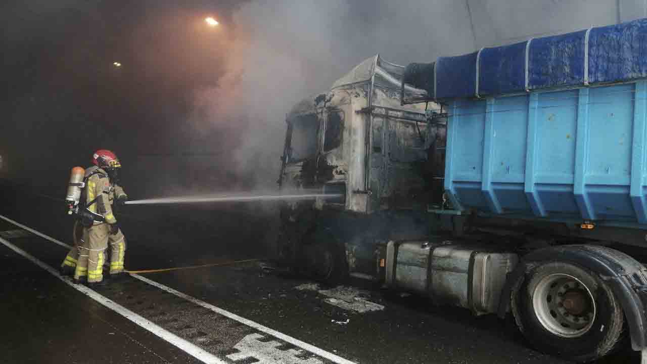 El incendio de un camión obliga a cortar los túneles de Bracons