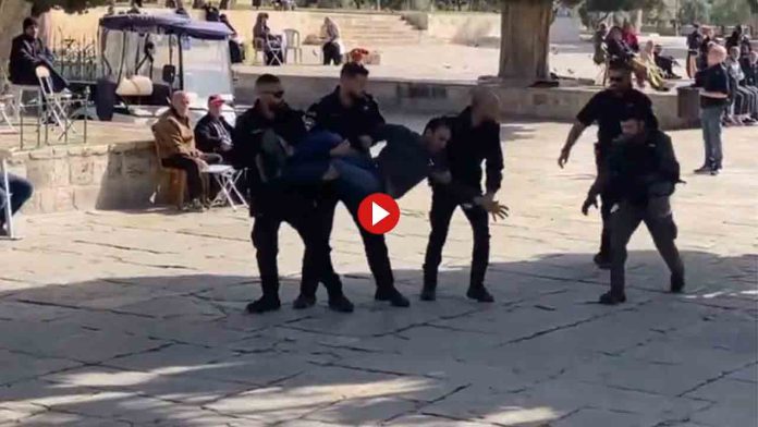 Las fuerzas israelíes de ocupación atacan a los fieles en la mezquita de Al-Aqsa