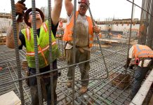 La ocupación supera por primera vez en la historia los 21 millones de personas Lo contradictorio del mercado laboral español: el paro por las nubes, pero miles de puestos sin cubrir