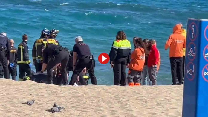 Muere ahogado un bañista en la playa del Bogatell de Barcelona