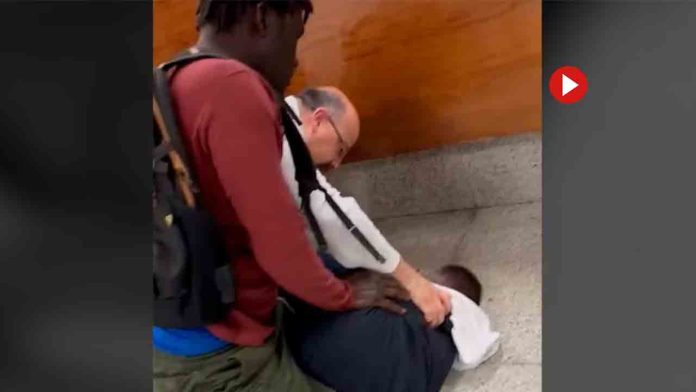 Un joven senegalés reduce a un atracador en una oficina del Banco Sabadell