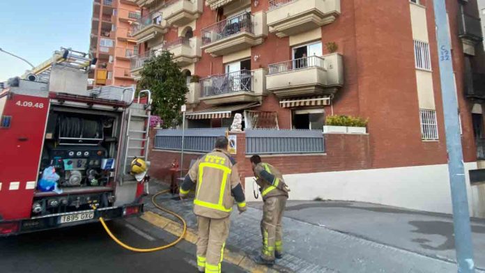 Un muerto y un herido por un incendio en una vivienda de Barcelona