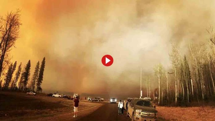 25.000 personas evacuadas por una ola de incendios en Canadá