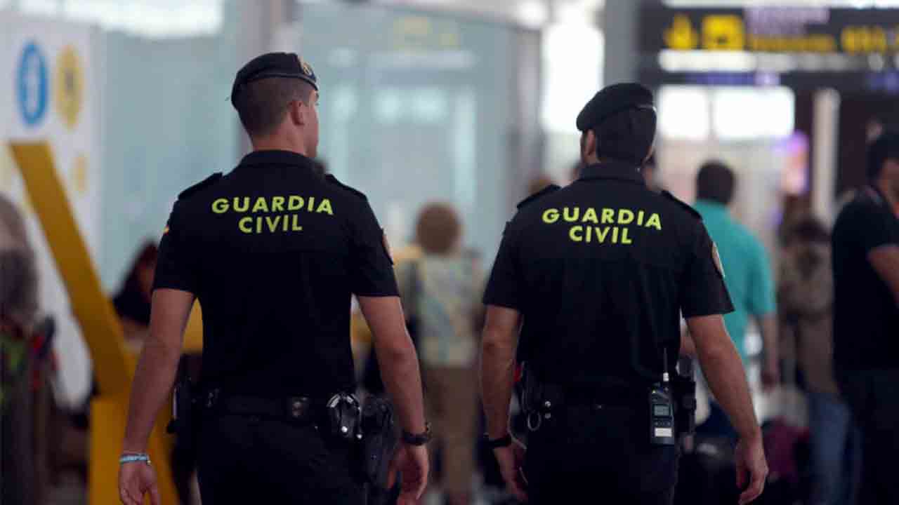 Condenado un guardia civil del aeropuerto de El Prat por trabajar como piloto de Vueling