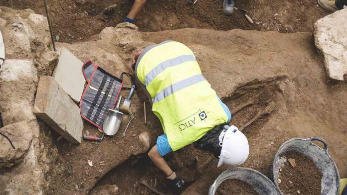 Encuentran siete tumbas de época romana y dos de época tardoantigua en Barcelona