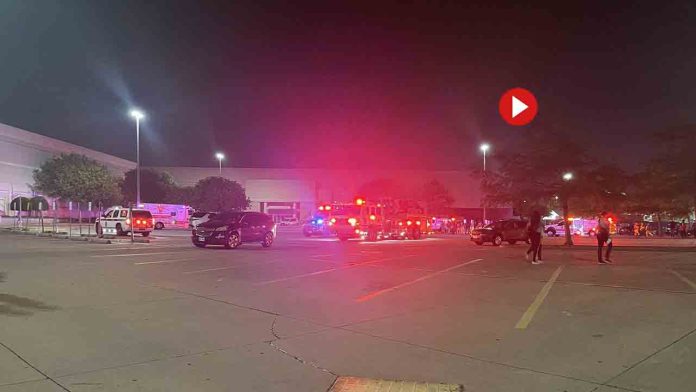 Evacuan un centro comercial en Frisco, Texas, por posibles disparos
