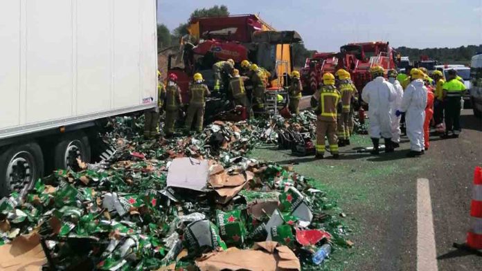 Fallece un camionero en un accidente entre tres camiones en la AP-7 en Santa Oliva