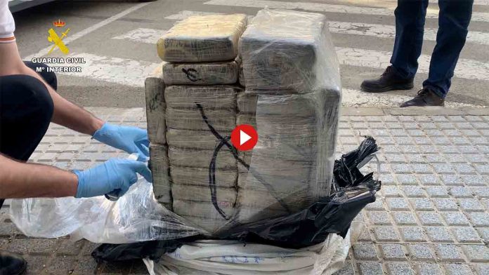 Pillan 772 kilos de cocaína al ser introducidos por las costas de Barbate