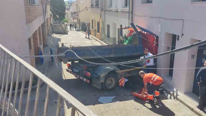 Un camión pierde los frenos y se estampa contra una casa en La Roca del Vallès