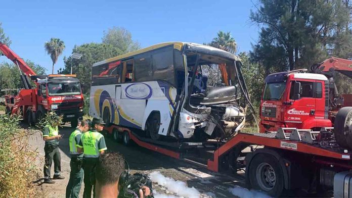 Una mujer fallecida y 39 heridos al volcar un autobús en Almonte con trabajadoras temporeras