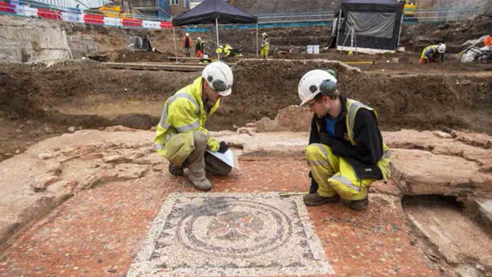 Encuentran un mausoleo romano «único» con mosaicos muy bien conservados en Londres