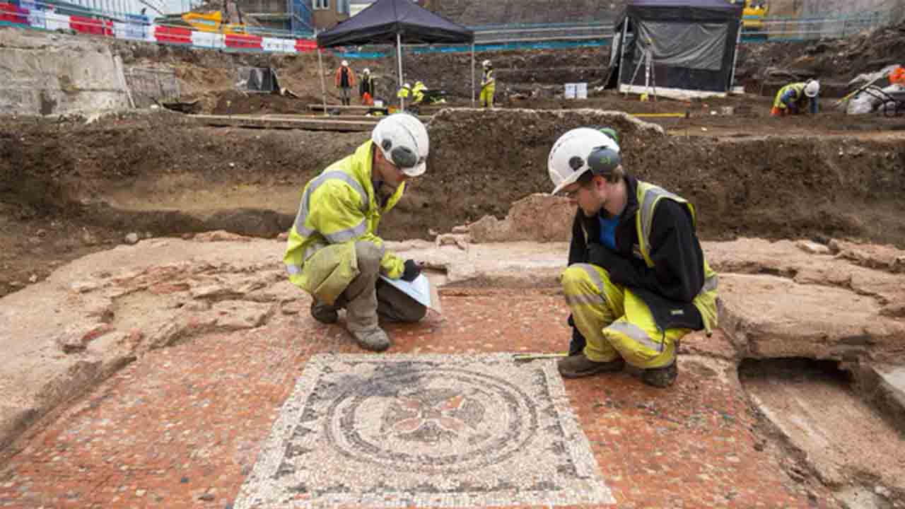 Encuentran un mausoleo romano «único» con mosaicos muy bien conservados en Londres