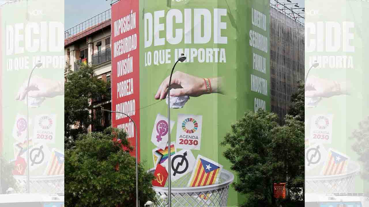 La Junta Electoral ordena a Vox retirar la lona que ataca la bandera LGTBI y la estelada