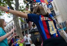 La afición del Barça celebra en Canaletes su segunda Champions La afición del Barça celebra en Canaletes su segunda Champions