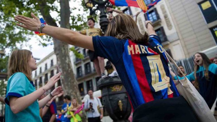 La afición del Barça celebra en Canaletes su segunda Champions