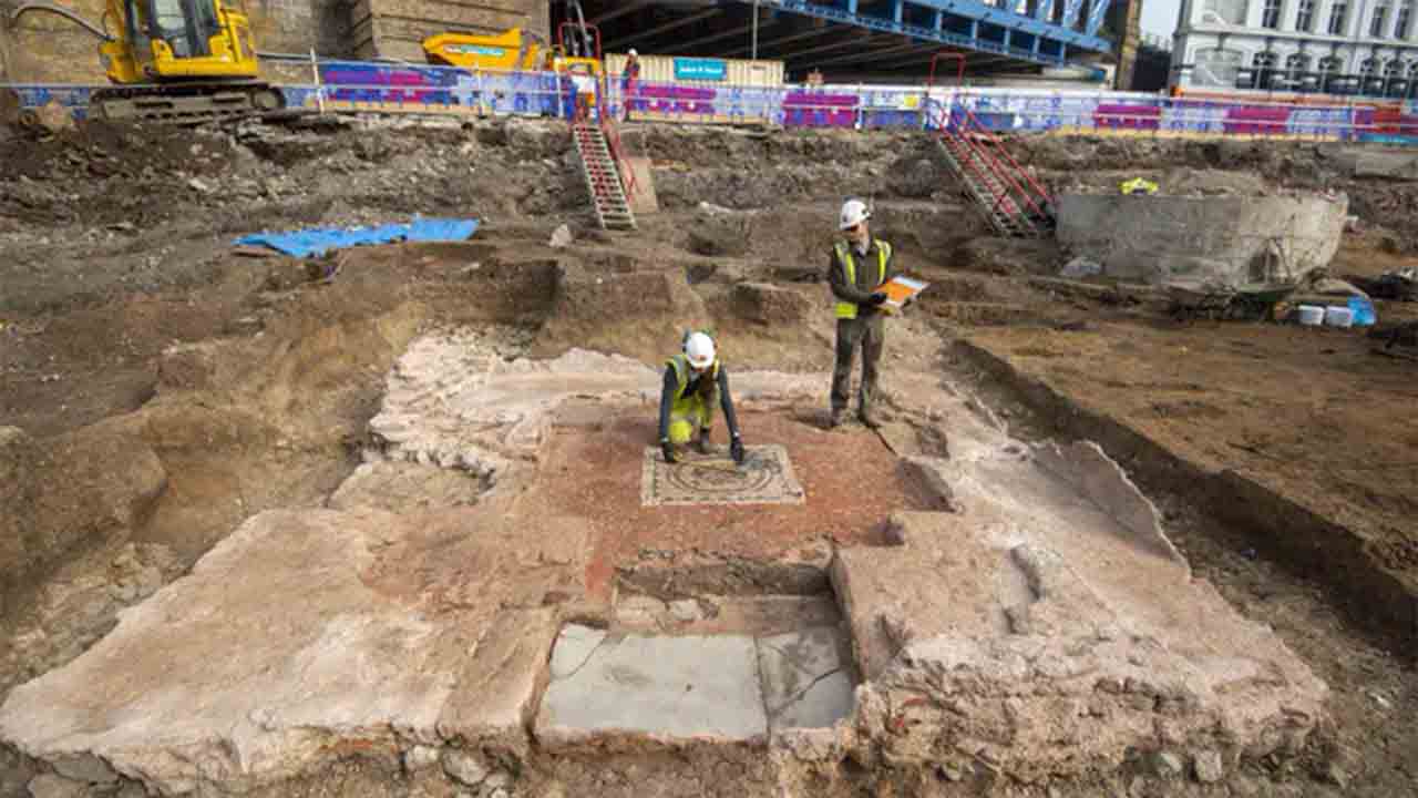 Encuentran un mausoleo romano "único" con mosaicos muy bien conservados en Londres