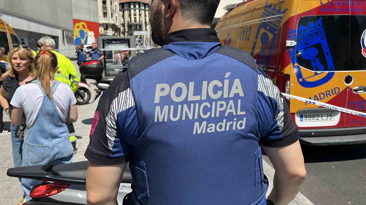 Un coche choca contra un taxi y arrolla a tres personas en la acera del mercado Barceló