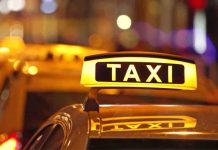 Suben al capó del taxi y dan una paliza al taxista por que les recrimina Suben al capó del taxi y dan una paliza al taxista por que les recrimina