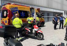 Un coche choca contra un taxi y arrolla a tres personas en la acera del mercado Barceló Un coche choca contra un taxi y arrolla a tres personas en la acera del mercado Barceló