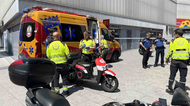 Un coche choca contra un taxi y arrolla a tres personas en la acera del mercado Barceló