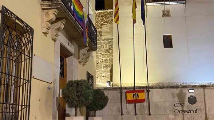 Albaida denuncia por delito de odio la retirada de banderas LGBTI del ayuntamiento