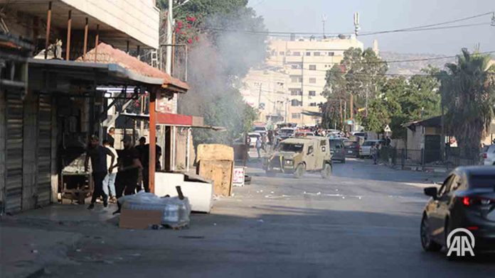Militares israelíes matan a un palestino de un tiro en la cabeza en Al Bireh