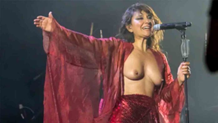 Amaral canta con el pecho desnudo contra la censura y por la dignidad de las mujeres