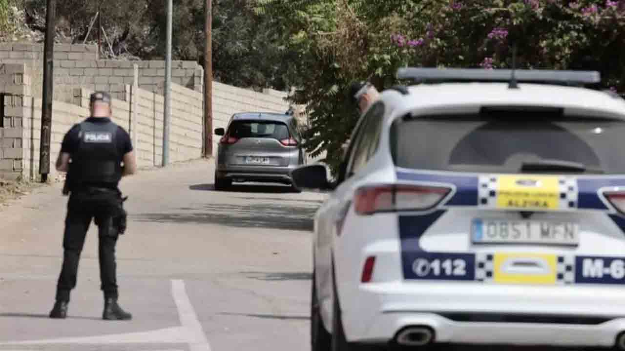 El ex policía atrincherado en Alzira mata a su exmujer y se suicida