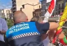 El jefe de la Policía Municipal de Lizarra saca a la fuerza a la edil de Bildu por mostrar la ikurriña El jefe de la Policía Municipal de Lizarra saca a la fuerza a la edil de Bildu por mostrar la ikurriña