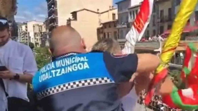 El jefe de la Policía Municipal de Lizarra saca a la fuerza a la edil de Bildu por mostrar la ikurriña