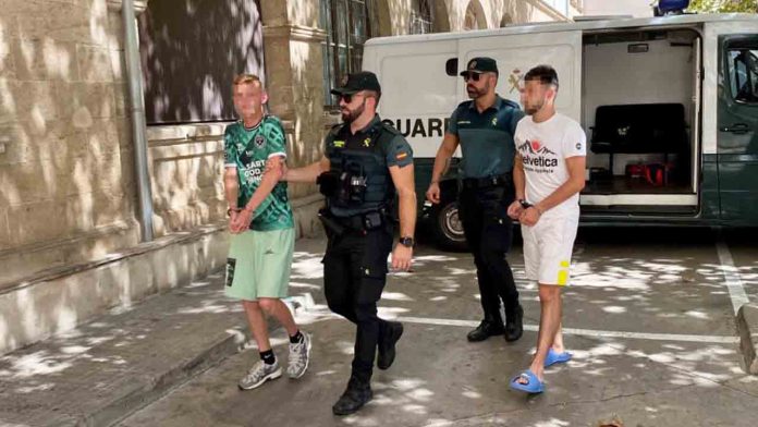 Prisión para seis turistas acusados ​​de violar a una chica en un hotel de Magaluf