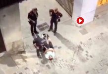 Un Mosso abofetea a un hombre en Olot, que estaba sentado en el suelo Un Mosso abofetea a un hombre en Olot, que estaba sentado en el suelo