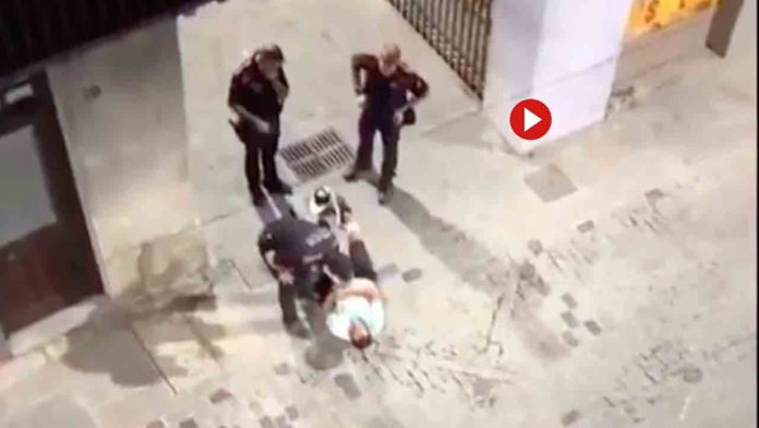 Un Mosso abofetea a un hombre en Olot, que estaba sentado en el suelo
