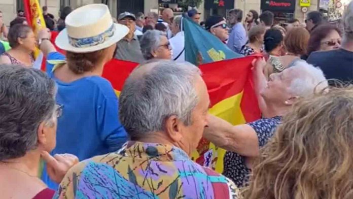 Un grupo boicotea el minuto de silencio por las víctimas de Marruecos en Barcelona
