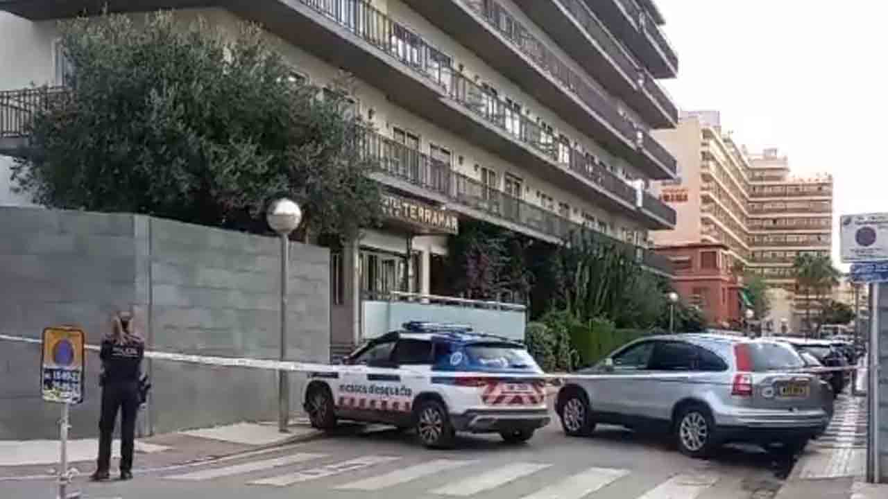 Un hombre cae al vacío desde un hotel de Calella