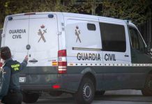 Dos encapuchados asaltan un furgón de la Guardia Civil en Ibiza para liberar a un preso Dos encapuchados asaltan un furgón de la Guardia Civil en Ibiza para liberar a un preso