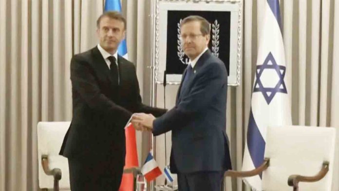 Macron visita Israel con la intención de reanudar un acuerdo de paz