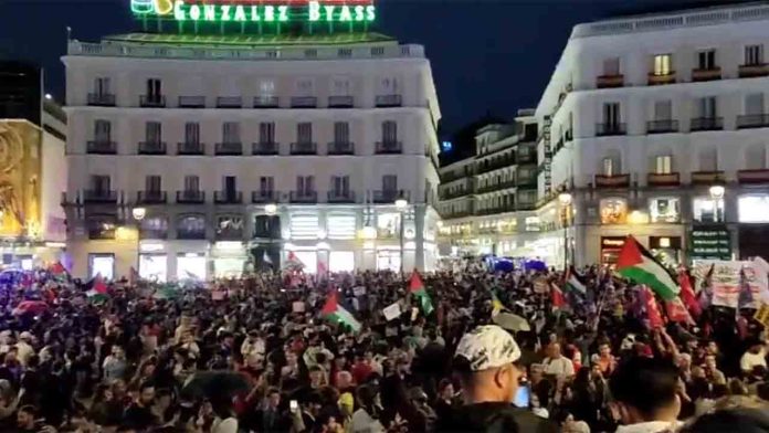Miles de personas en la Puerta del Sol en apoyo a Palestina
