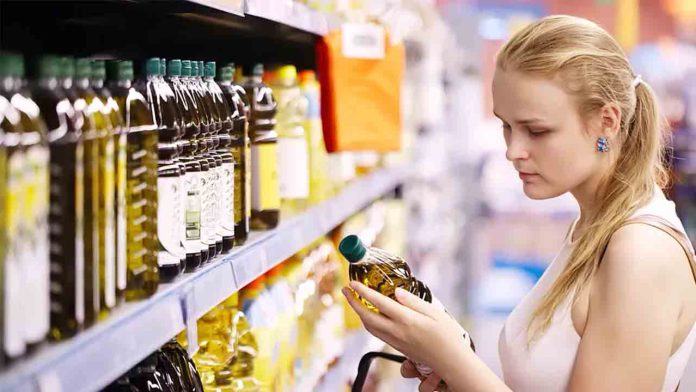 Denuncian ocho supermercados por controlar el precio del aceite de oliva