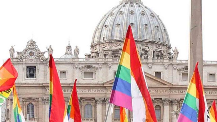 El Vaticano permite que las personas transexuales sean bautizadas