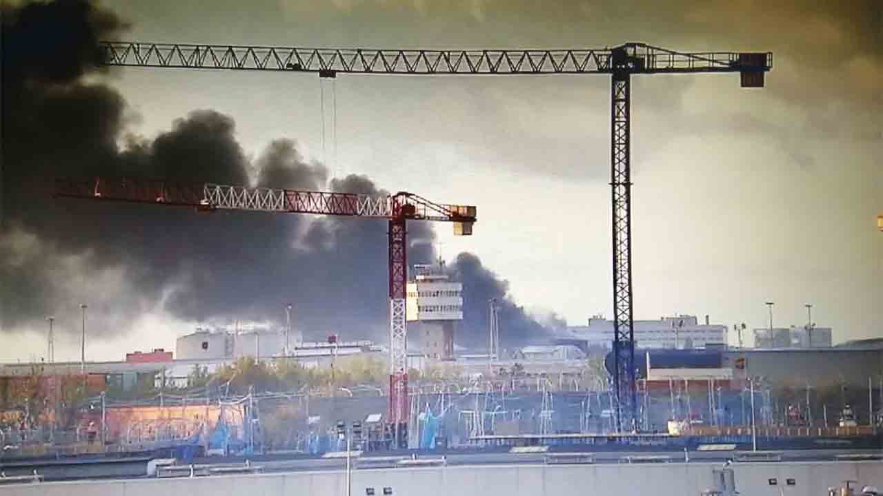 Incendio en una empresa de gestión de residuos en la Zona Franca de Barcelona
